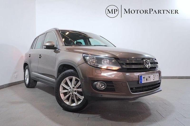 Brun Begagnad 2012 VW Tiguan SUV | 109 900 kr (Marknadspris) - Bild 1/4