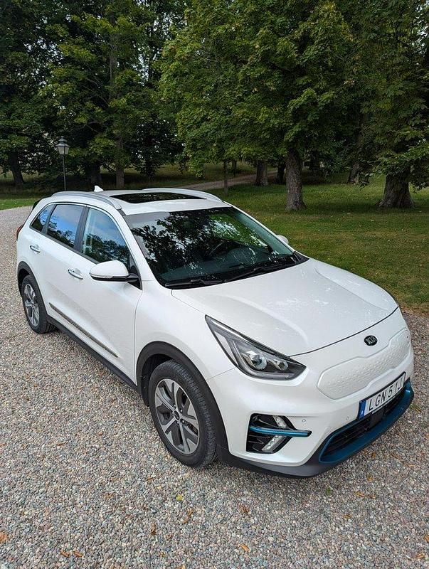 Vit Begagnad 2020 Kia e-Niro Advance SUV | 239 000 kr (Marknadspris) - Bild 1/4