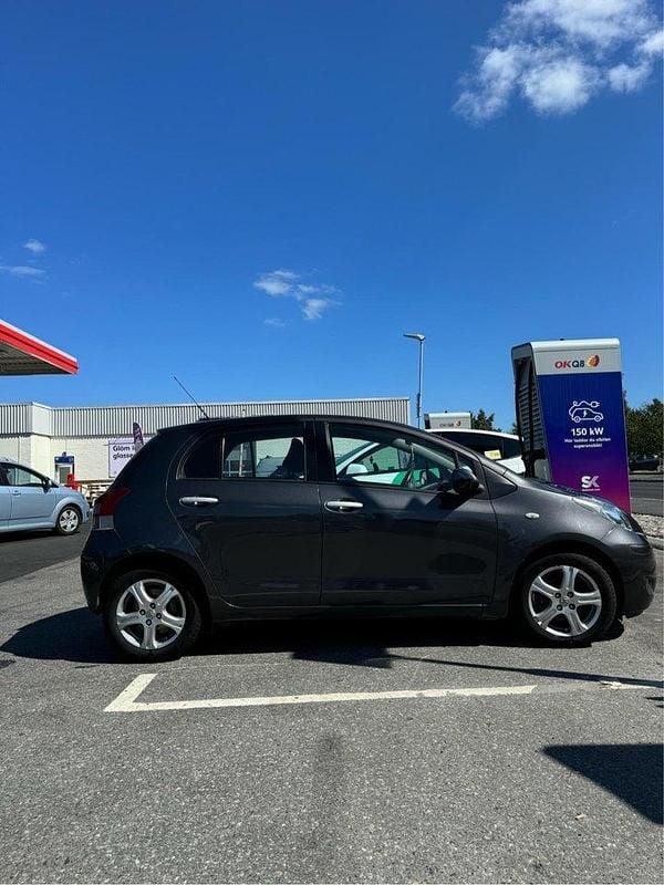 Grå Begagnad 2010 Toyota Yaris Halvkombi | 55 000 kr (Marknadspris) - Bild 1/4