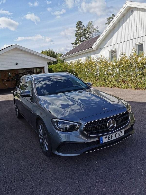 Grå Begagnad 2021 Mercedes E300 Avantgarde Kombi | 324 900 kr (Superpris) - Bild 1/4
