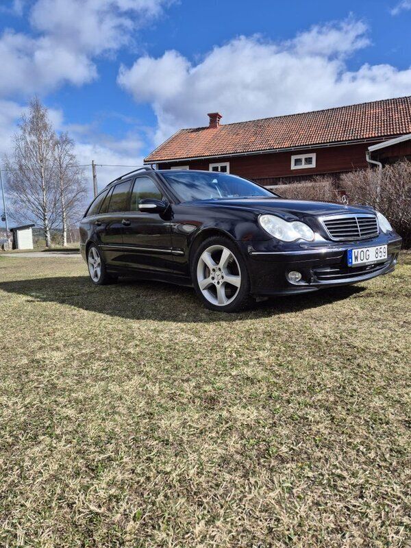 Svart Begagnad 2005 Mercedes C320 Avantgarde Kombi | 49 000 kr - Bild 1/4