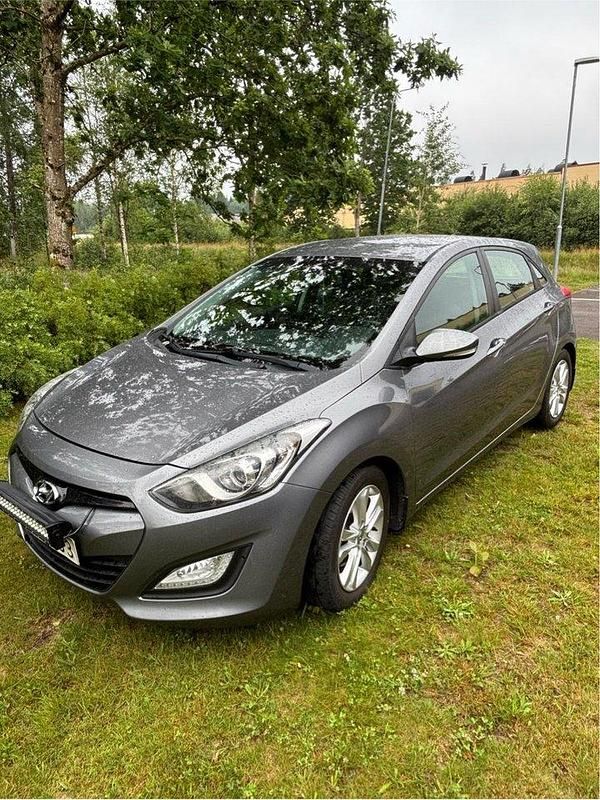 Grå Begagnad 2013 Hyundai i30 Sport Halvkombi | 55 000 kr (Marknadspris) - Bild 1/4