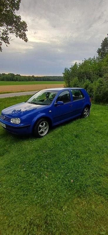 Blå Begagnad 2003 VW Golf IV Basis Halvkombi | 18 000 kr (Lite dyr) - Bild 1/4
