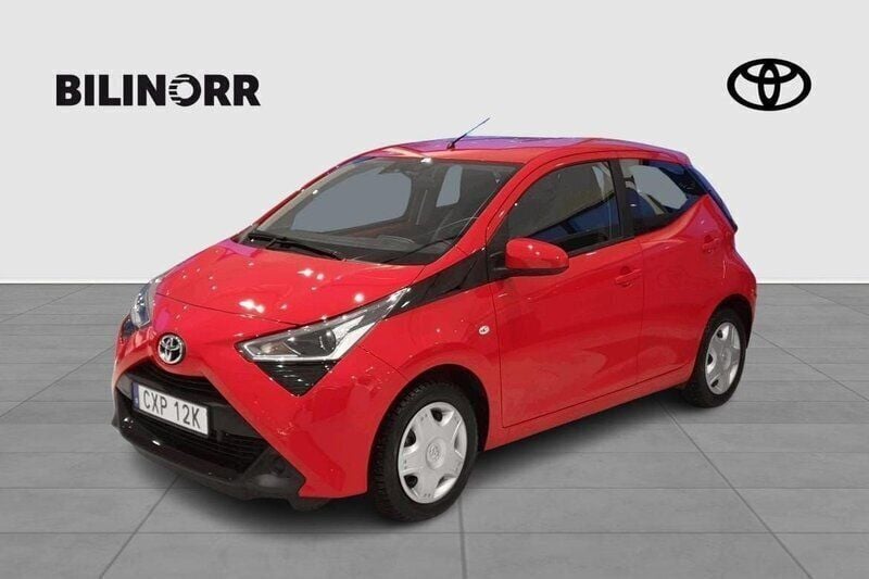 Röd Begagnad 2020 Toyota Aygo X-play Halvkombi | 119 900 kr (Marknadspris) - Bild 1/4