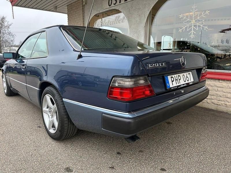 Begagnad Mercedes E320 223 HK (164 kW) 1994 Blå Sportkupé
