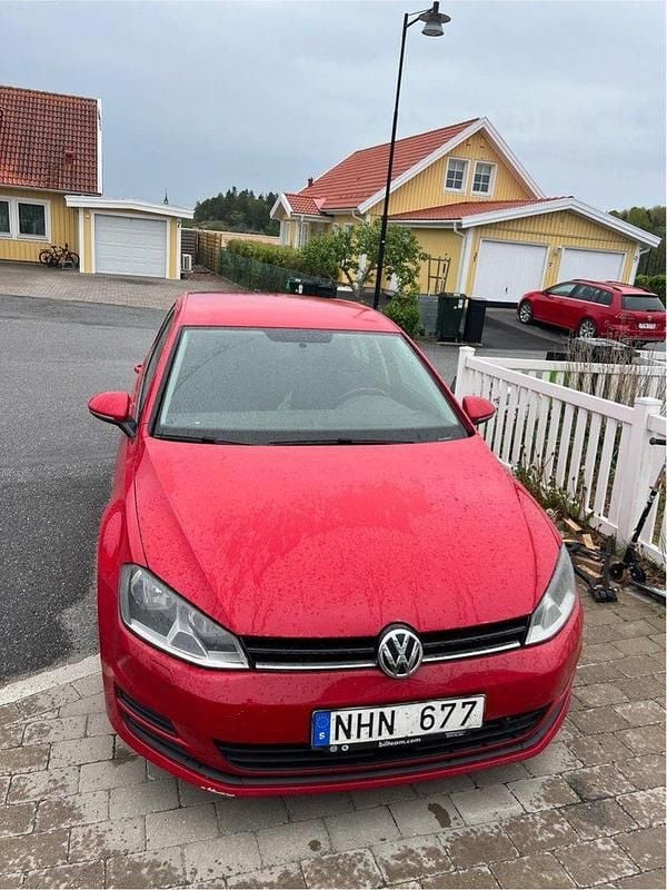 Röd Begagnad 2014 VW Golf VII Halvkombi | 68 900 kr (Superpris) - Bild 1/4