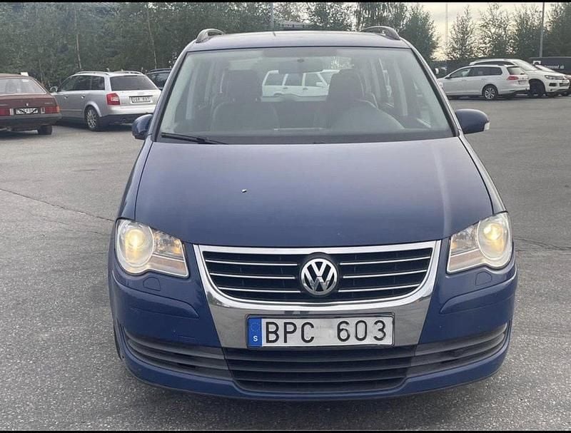 Blå Begagnad 2008 VW Touran Trendline Minibuss | 29 000 kr (Marknadspris) - Bild 1/4