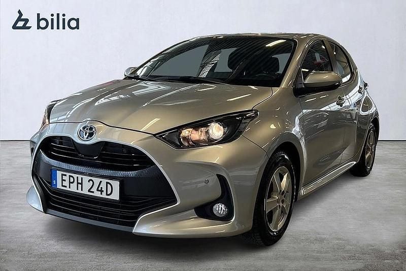 Silver Begagnad 2023 Toyota Yaris Hybrid Active Halvkombi | 234 900 kr (Marknadspris) - Bild 1/3