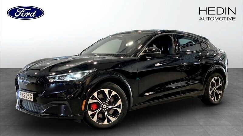 Svart (black) Begagnad 2022 Ford Mustang Mach-E SUV | 399 900 kr (Marknadspris) - Bild 1/4
