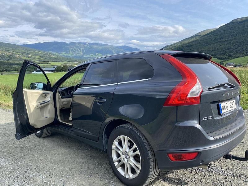 Grå Begagnad 2011 Volvo XC60 Summum SUV | 89 000 kr (Bra pris) - Bild 1/4