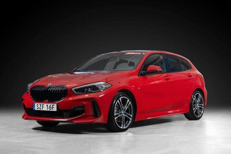 Röd Begagnad 2020 BMW 118 M Sport Halvkombi | 259 000 kr (Lite dyr) - Bild 1/4