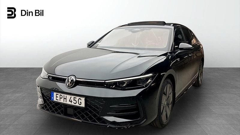 Svart Ny 2025 VW Passat R-line Kombi | 569 900 kr (Marknadspris) - Bild 1/4