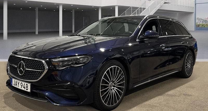 Mörkblå Begagnad 2023 Mercedes E300 AMG Kombi | 638 000 kr (Marknadspris) - Bild 1/4