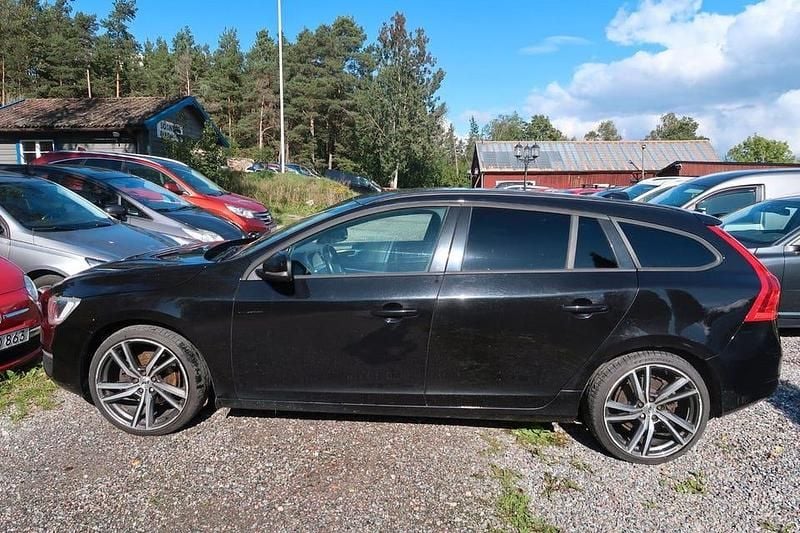 Svart Begagnad 2015 Volvo V60 Kinetic Kombi | 89 500 kr (Superpris) - Bild 1/4