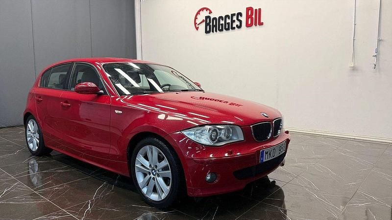 Röd Begagnad 2006 BMW 118 Advantage Halvkombi | 59 400 kr (Marknadspris) - Bild 1/4