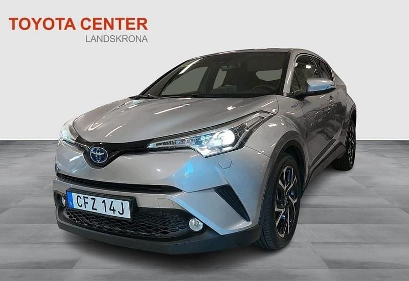 Mörkgrå (grå) Begagnad 2019 Toyota C-HR+ Edition SUV | 244 900 kr (Marknadspris) - Bild 1/4