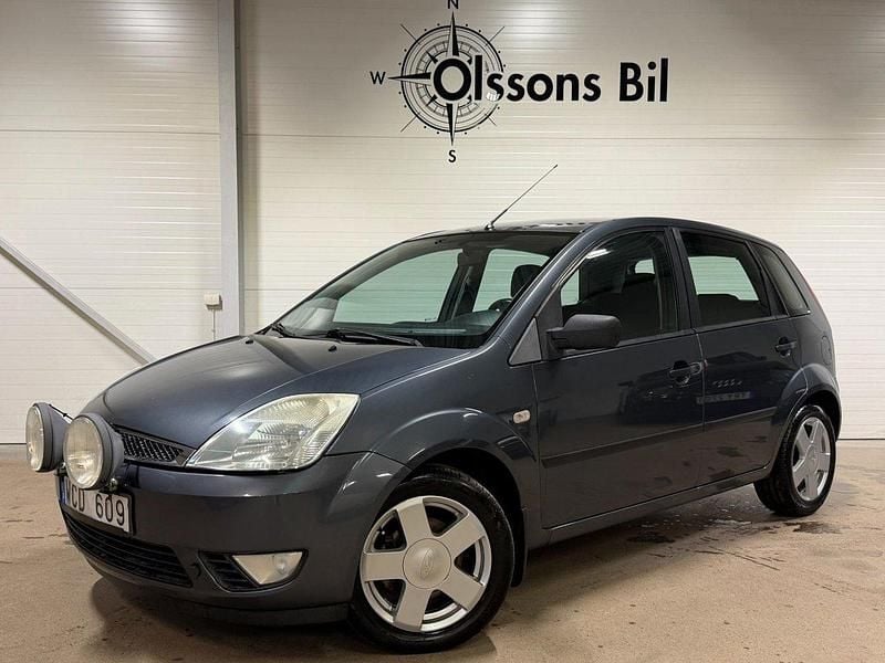 Grå Begagnad 2004 Ford Fiesta Halvkombi | 29 900 kr (Marknadspris) - Bild 1/4