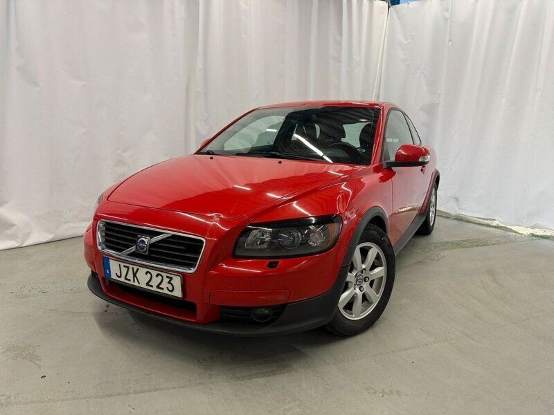 Röd Begagnad 2010 Volvo C30 Momentum Halvkombi | 58 900 kr (Marknadspris) - Bild 1/4