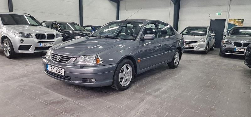 Grå Begagnad 2002 Toyota Avensis Sedan | 27 900 kr (Lite dyr) - Bild 1/4