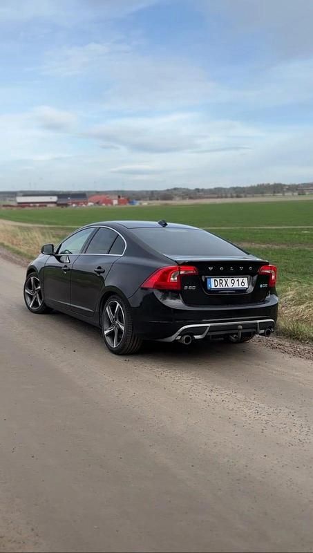 Begagnad 2012 Volvo S60 R-Design Momentum Sedan | 120 000 kr (Lite dyr) - Bild 1/4