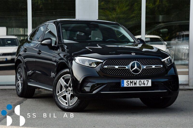 Svart Begagnad 2024 Mercedes GLC300e AMG Sportkupé | 779 900 kr (Marknadspris) - Bild 1/4