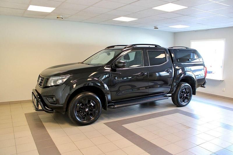 Svart Begagnad 2019 Nissan Navara N-Guard Pickup | 329 900 kr (Marknadspris) - Bild 1/4