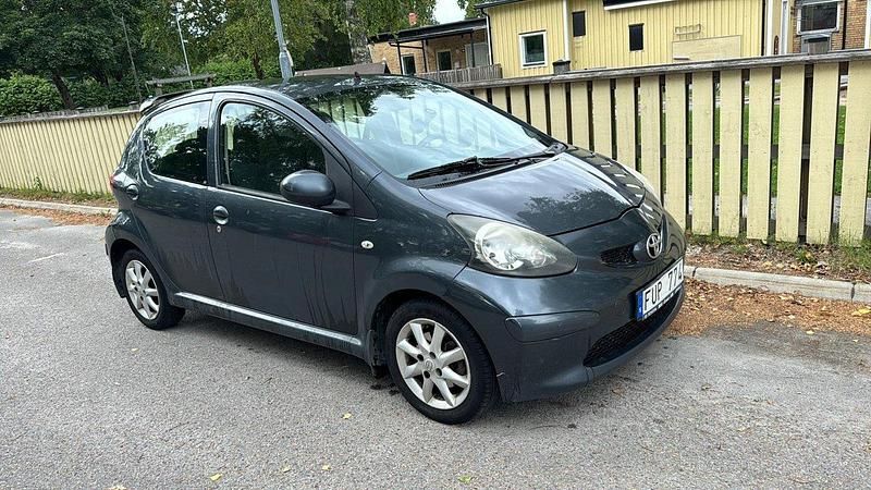 Grå Begagnad 2007 Toyota Aygo Halvkombi | 11 000 kr - Bild 1/4