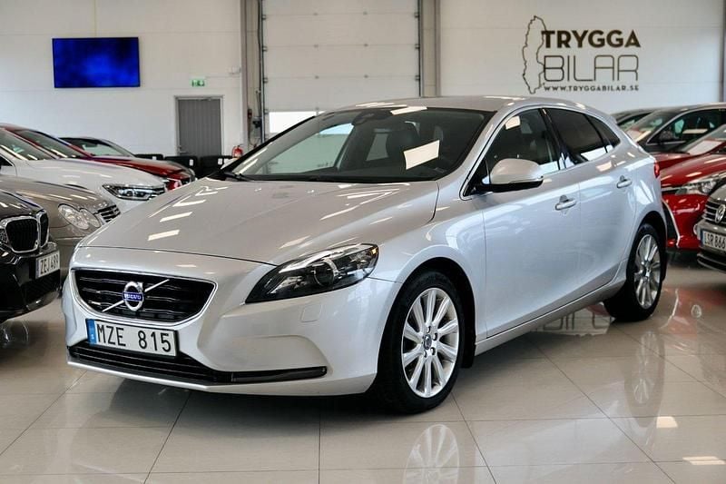 Ljusgrå (grå) Begagnad 2012 Volvo V40 Summum Kombi | 129 000 kr (Marknadspris) - Bild 1/4
