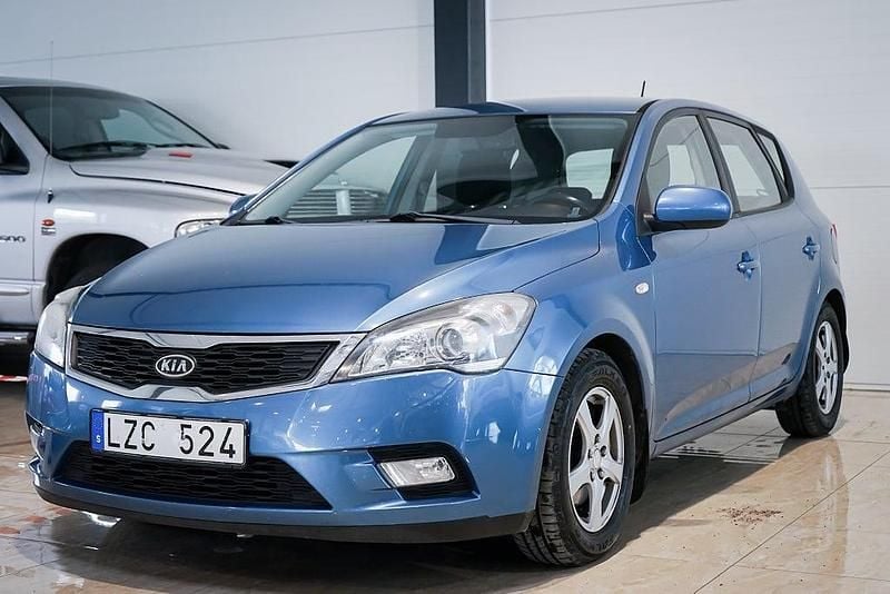 Begagnad Kia Ceed EX 90 HK (66 kW) 2011 Blå Halvkombi