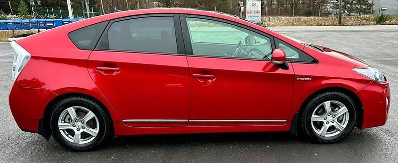 Begagnad Toyota Prius Executive 136 HK (100 kW) 2010 Röd Halvkombi