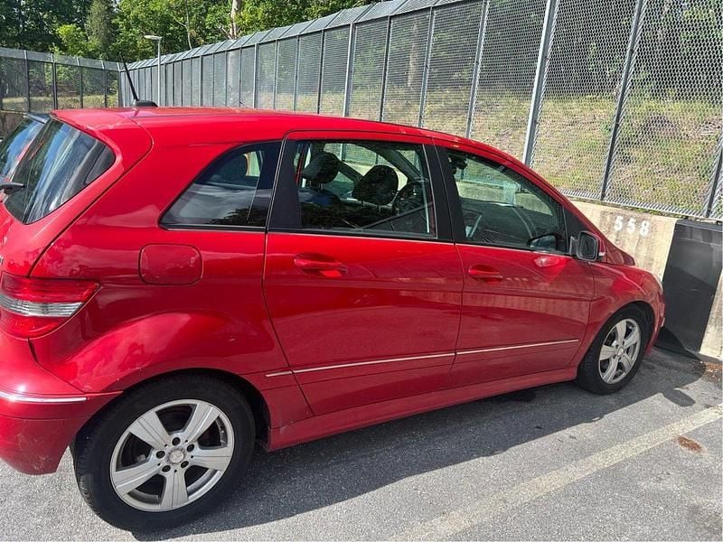 Röd Begagnad 2009 Mercedes B180 Minibuss | 45 000 kr (Marknadspris) - Bild 1/3