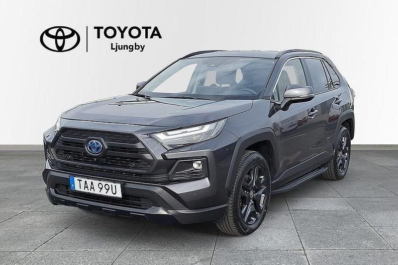 Mörkgrå Begagnad 2023 Toyota RAV4 Hybrid SUV | 439 000 kr (Marknadspris) - Bild 1/3