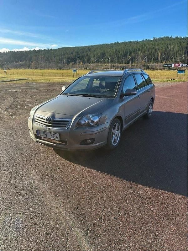 Brun Begagnad 2007 Toyota Avensis Kombi | 35 000 kr (Lite dyr) - Bild 1/4