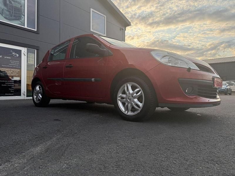 Röd Begagnad 2006 Renault Clio R.S. Halvkombi | 29 900 kr (Lite dyr) - Bild 1/4