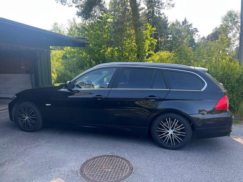 Begagnad 2012 BMW 318 Kombi | 89 900 kr (Marknadspris) - Bild 1/4