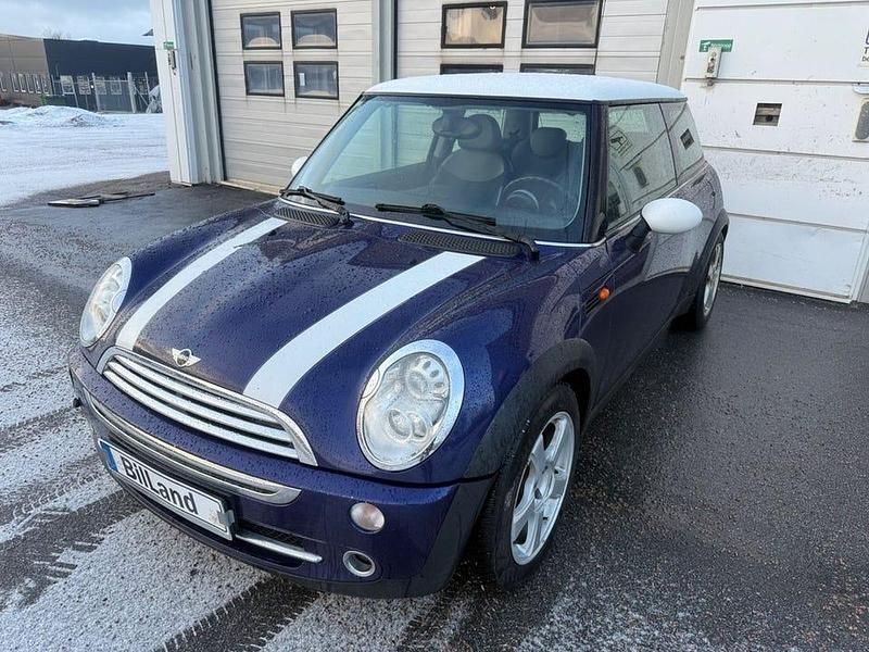 Mörkblå (blå) Begagnad 2005 Mini Cooper Halvkombi | 32 900 kr (Marknadspris) - Bild 1/4