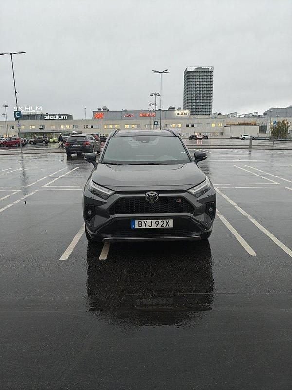 Grå Begagnad 2023 Toyota RAV4 Hybrid Sport SUV | 465 000 kr (Bra pris) - Bild 1/4