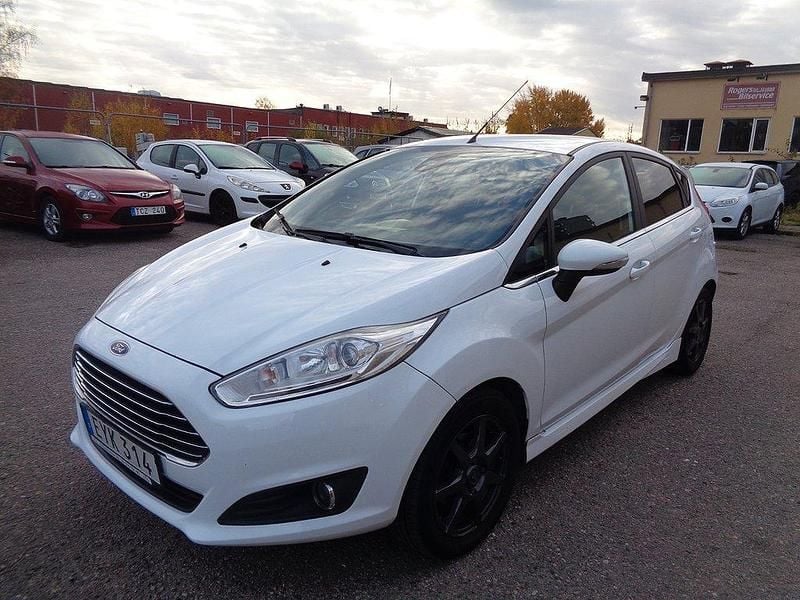 Vit Begagnad 2015 Ford Fiesta Titanium Halvkombi | 59 900 kr (Bra pris) - Bild 1/4