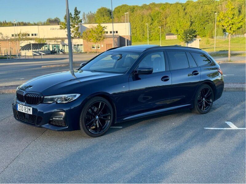 Blå Begagnad 2020 BMW 320 M Sport Kombi | 319 900 kr (Dyr) - Bild 1/4