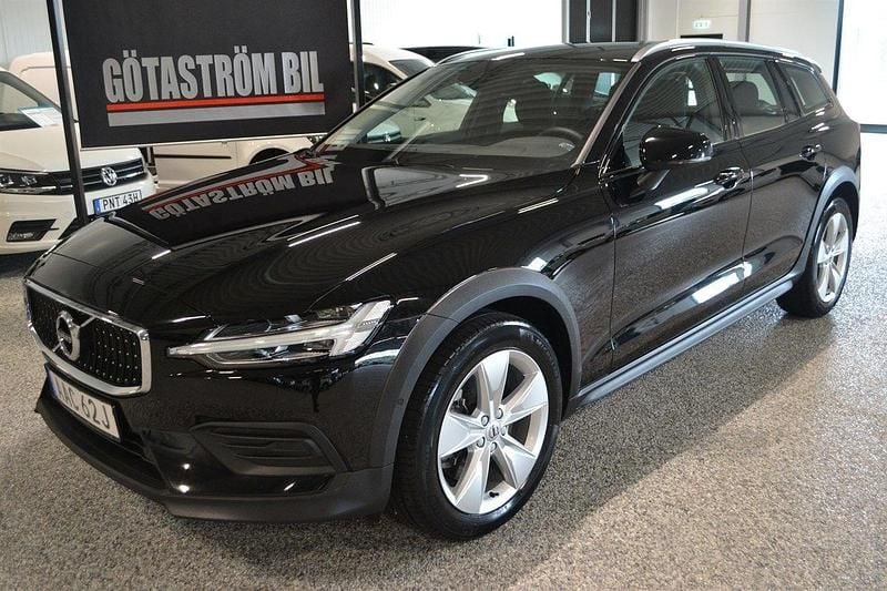 Svart Begagnad 2021 Volvo V60 CC Momentum Kombi | 345 000 kr (Marknadspris) - Bild 1/4
