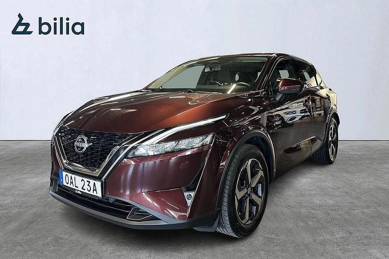 Mörkröd Begagnad 2023 Nissan Qashqai SUV | 319 000 kr (Marknadspris) - Bild 1/4