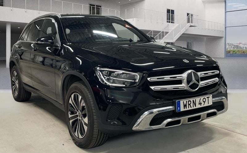 Svart (svart solid) Begagnad 2022 Mercedes GLC300e Exclusive SUV | 399 000 kr (Marknadspris) - Bild 1/4