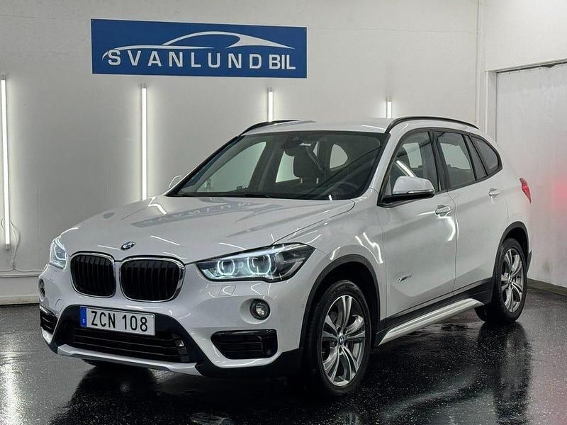 Vit Begagnad 2017 BMW X1 Sport Line SUV | 199 800 kr (Marknadspris) - Bild 1/4