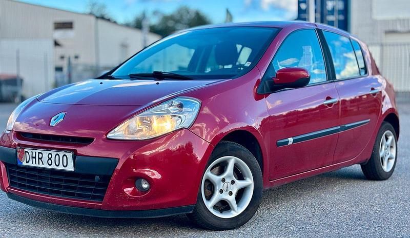 Mörkröd (röd) Begagnad 2011 Renault Clio II Halvkombi | 36 500 kr (Lite dyr) - Bild 1/4