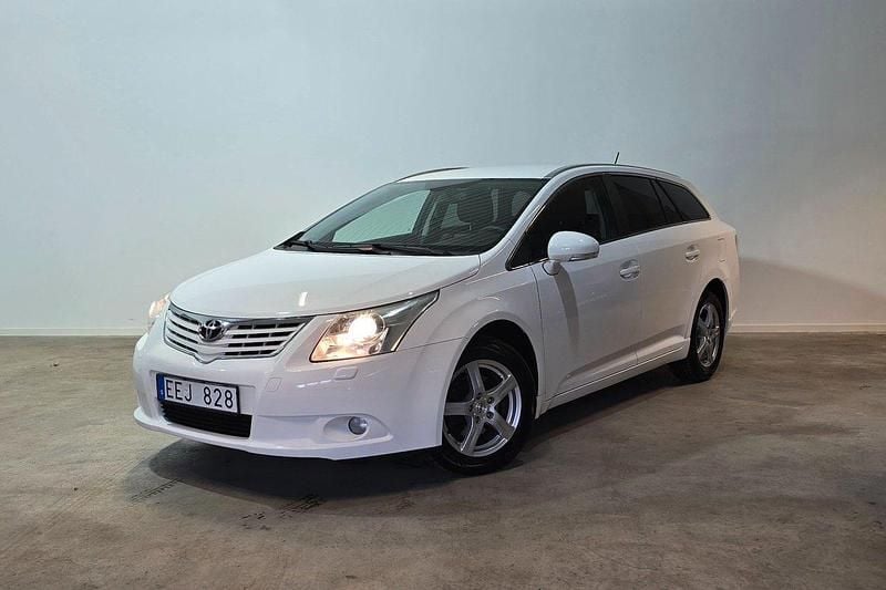Vit Begagnad 2010 Toyota Avensis Business Edition Kombi | 69 800 kr (Marknadspris) - Bild 1/4