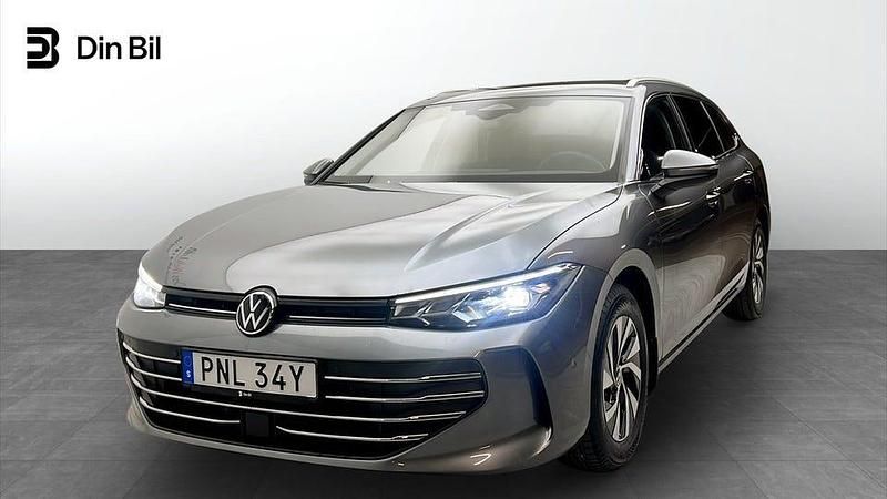 Mörkgrå Begagnad 2024 VW Passat Business Kombi | 339 900 kr (Dyr) - Bild 1/4