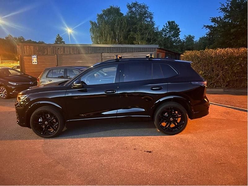 Svart Begagnad 2025 VW Tiguan R-line SUV | 539 999 kr - Bild 1/4