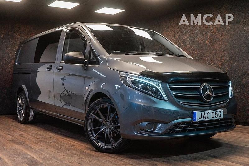 Grå Begagnad 2023 Mercedes Vito Minibuss | 499 500 kr - Bild 1/4