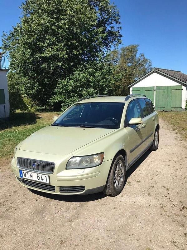 Grön Begagnad 2005 Volvo V50 Kombi | 15 000 kr (Superpris) - Bild 1/4