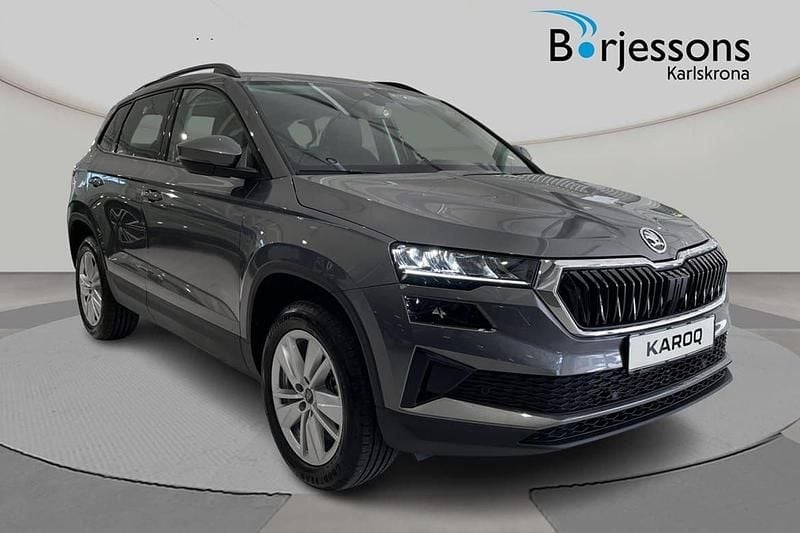 Grå Ny 2025 Skoda Karoq Selection SUV | 383 300 kr (Marknadspris) - Bild 1/4